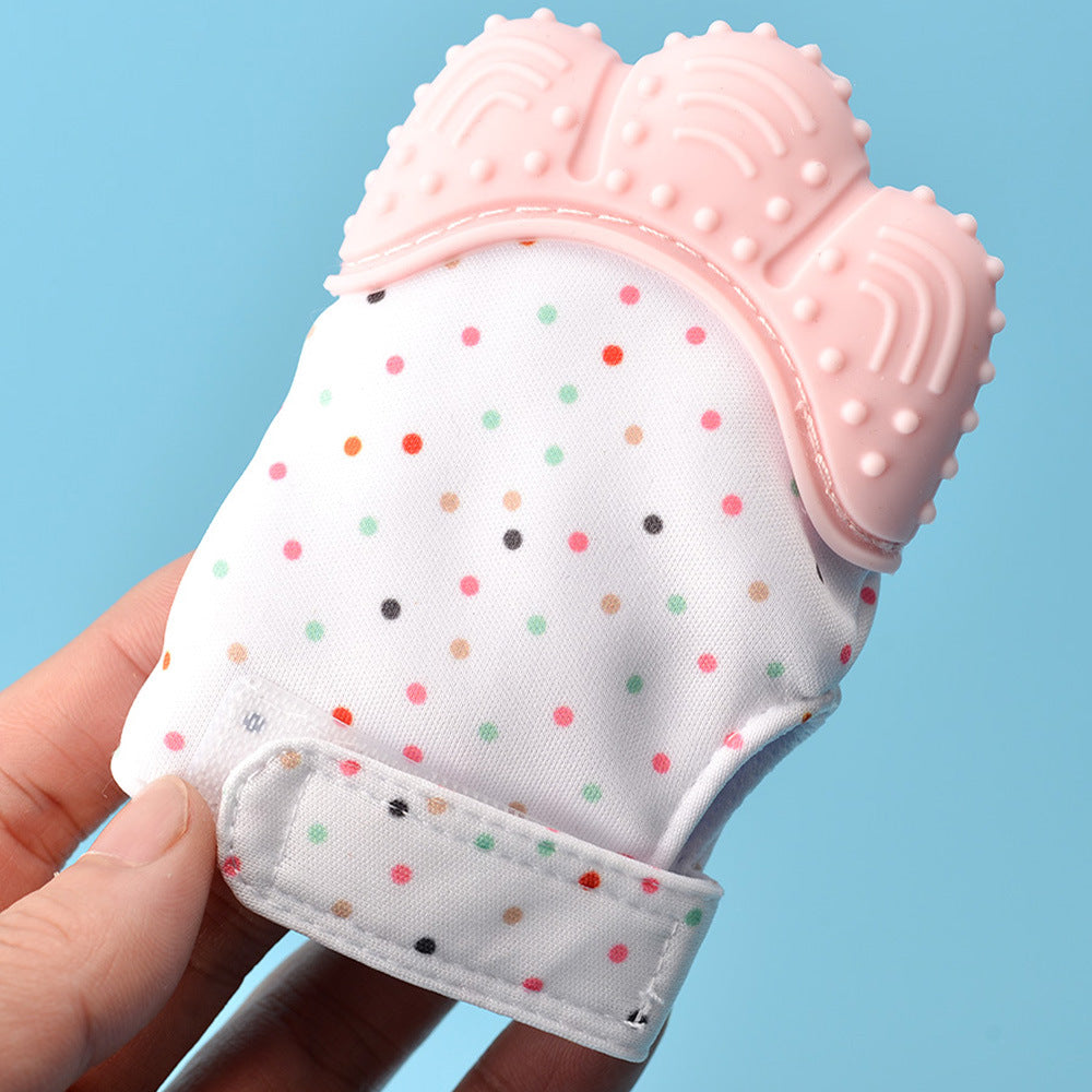 手に持った歯固めミトングローブ 使用イメージ（カミカミトイ）
