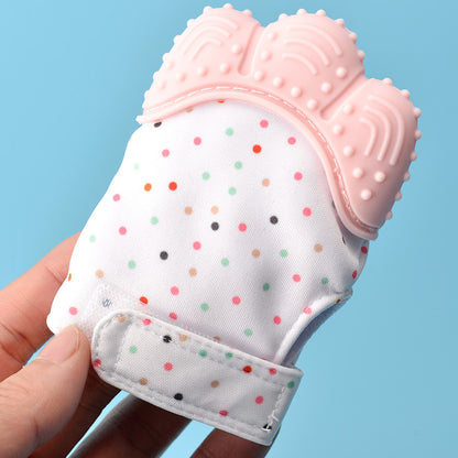 手に持った歯固めミトングローブ 使用イメージ（カミカミトイ）
