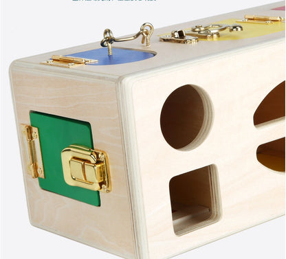 モンテッソーリ風の木製知育おもちゃとして並んだロックボックス
