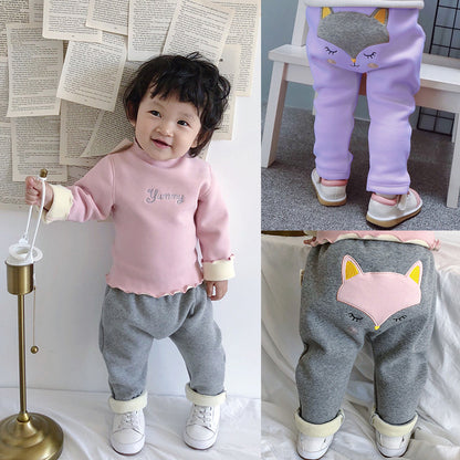 おむつの上からはきやすいシルエットのベビーPPパンツ前面
