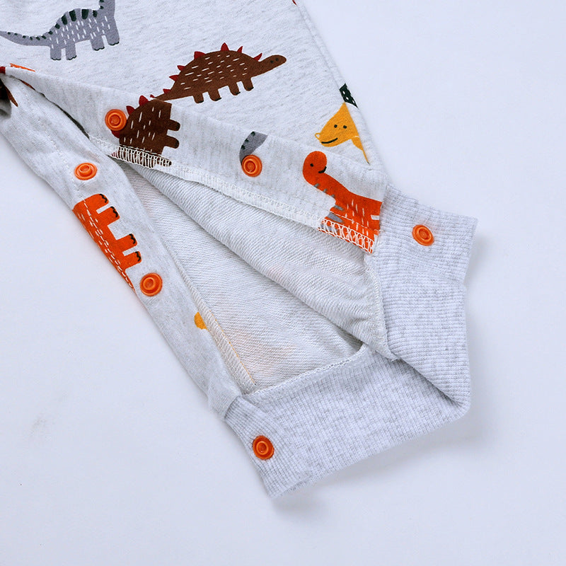 股下スナップボタン付き恐竜柄ベビー着ぐるみロンパースの裾ディテール
