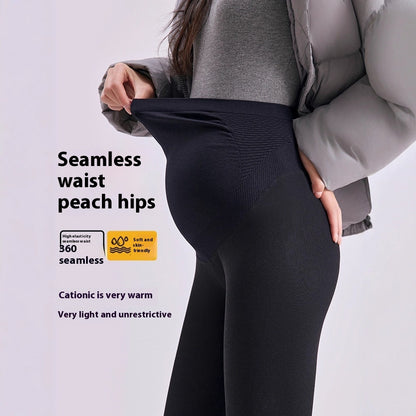 ヒップラインとウエストフィットがわかるマタニティレギンスの後ろ姿（説明テキスト入り）
