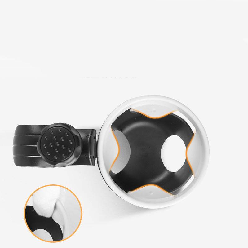 ABSプラスチック製のベビーカー用カップホルダーにボトルを入れた様子（ベビーカーボトルラック）
