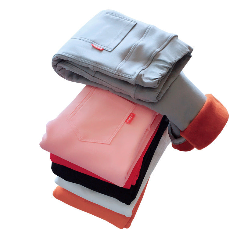 なめらかなビスコース混生地の質感が分かるレギンスパンツのアップ
