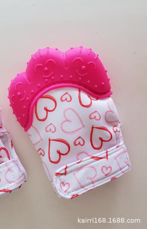 ハート柄のベビー用歯固めミトングローブ ピンク 別角度（ベビー 歯固め）
