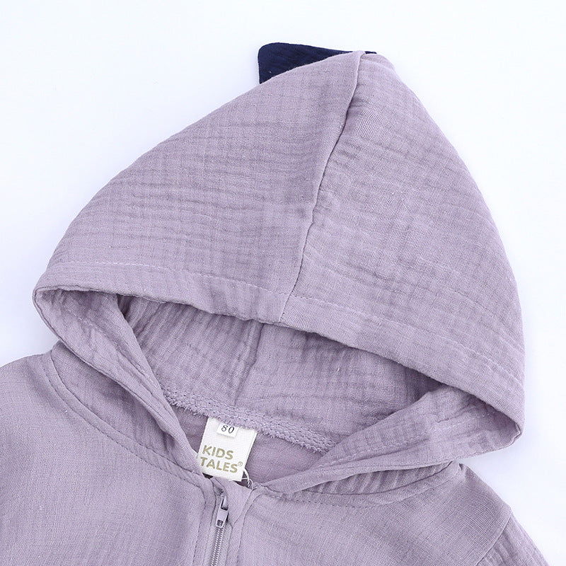 フード部分の長いうさ耳デザインがわかるベビー服アップ
