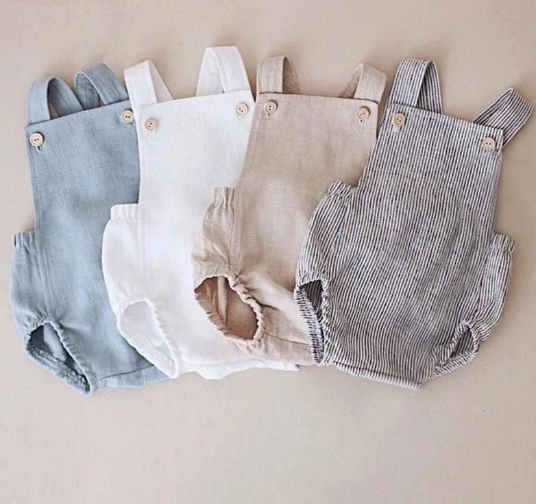 複数カラーのリネンロンパースを並べた全体イメージ サスペンダータイプのベビー服
