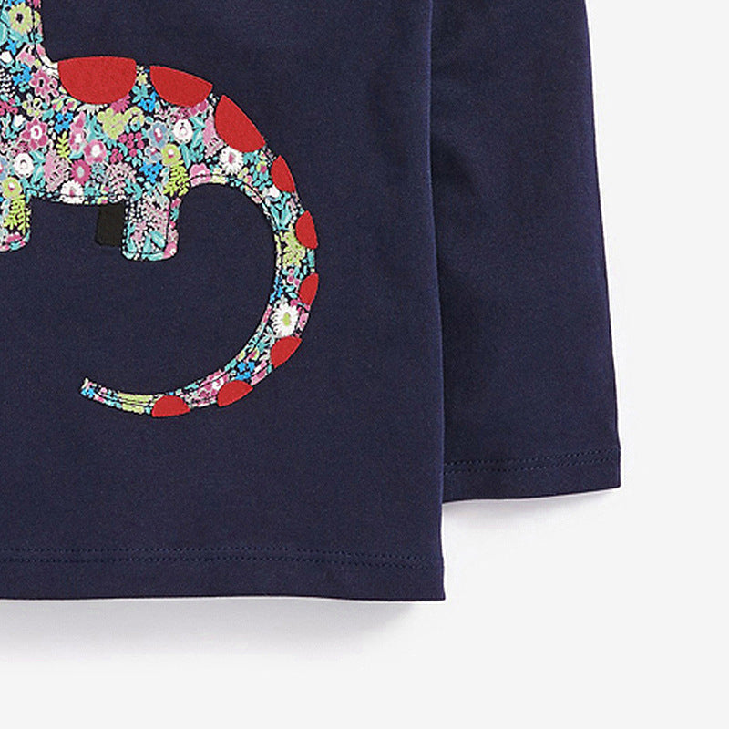 ネイビー長袖Tシャツに施されたワニモチーフとロゴ部分のディテール
