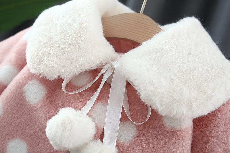 シングルボタン前立てと大きめドット柄生地の質感が分かるフロント部分のディテール画像
