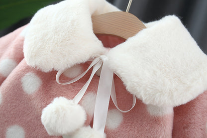 シングルボタン前立てと大きめドット柄生地の質感が分かるフロント部分のディテール画像
