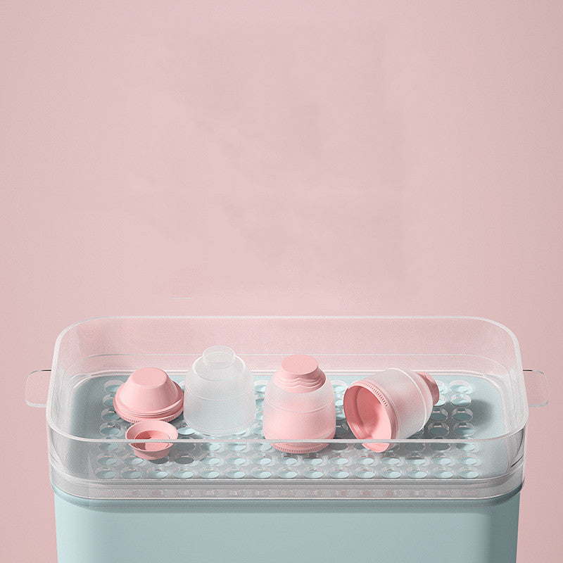 フロステッドピンクのミルクパウダーボックスをアップで写したディテール写真
