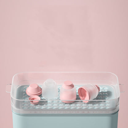 フロステッドピンクのミルクパウダーボックスをアップで写したディテール写真
