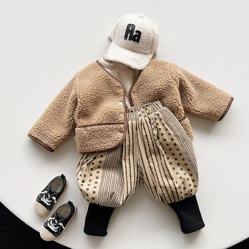 袖口と裾のラインがわかるブラウンボアジャケットのディテール写真
