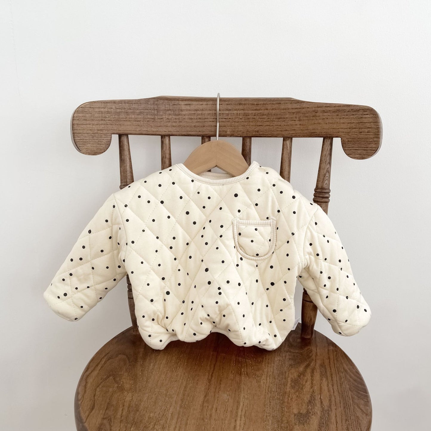 ベージュカラーのふんわりキルティングベビージャケット前面デザイン
