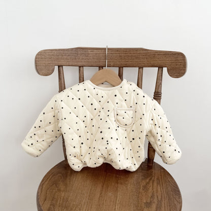 ベージュカラーのふんわりキルティングベビージャケット前面デザイン
