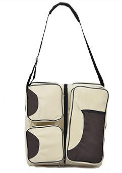 ベージュ×ブラウンのママバッグ一体型ベビーベッドをショルダーベルトで下げた状態を正面から撮影した写真（ショルダータイプマザーズバッグベッド）
