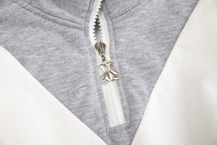 グリーン配色キッズスポーツトップスのフロントジッパーとV切り替えデザインアップ
