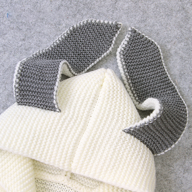 ぴんと立った耳がよく見えるグレーニット耳付きフード部分のクローズアップ画像
