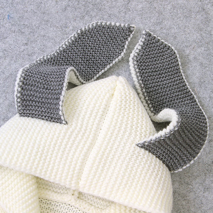 ぴんと立った耳がよく見えるグレーニット耳付きフード部分のクローズアップ画像
