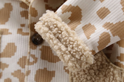 袖口と前ボタンが見えるベージュ迷彩柄ボアキッズジャケットのディテールアップ 子ども冬アウター
