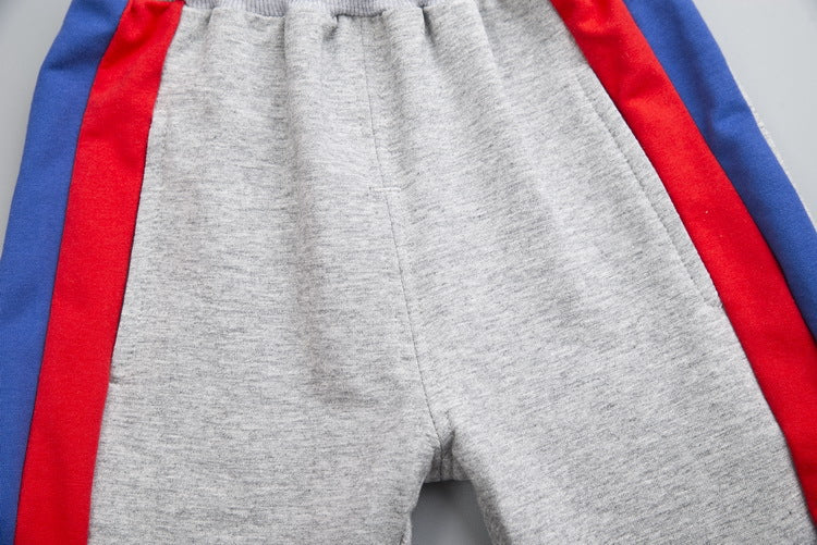 レッドラインが入ったグレー長ズボンのサイド切り替えデザインクローズアップ
