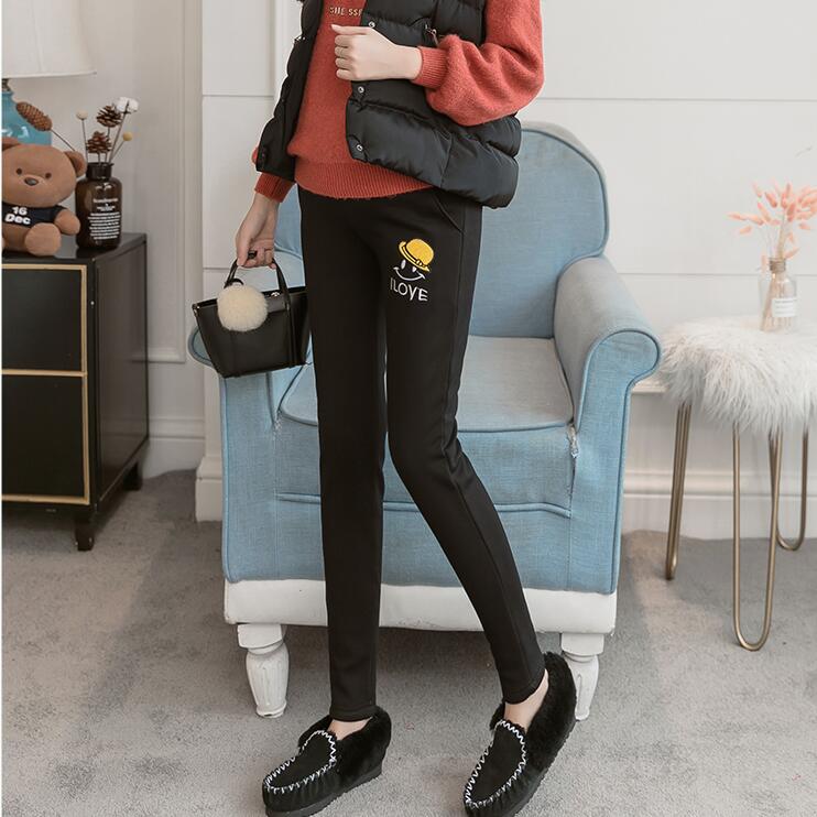 外出コーデに合わせたマタニティロングパンツの着用イメージ
