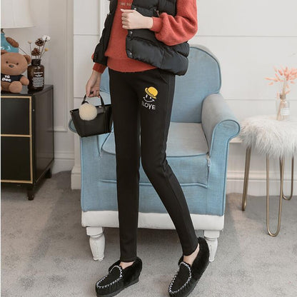 外出コーデに合わせたマタニティロングパンツの着用イメージ
