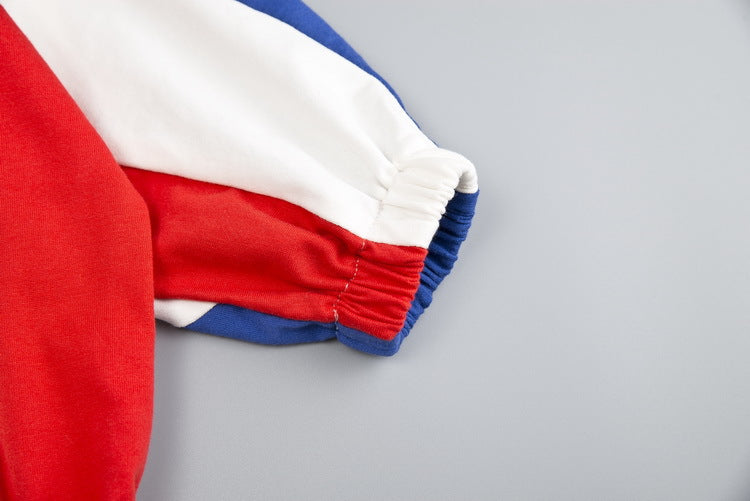 ブルーとレッドの配色スリーブが特徴的なキッズスポーツトップス袖部分アップ
