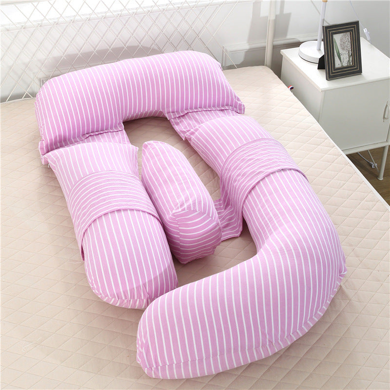 パープルのG字型マタニティ抱き枕を抱える横向き寝の使用イメージ
