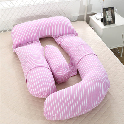 パープルのG字型マタニティ抱き枕を抱える横向き寝の使用イメージ
