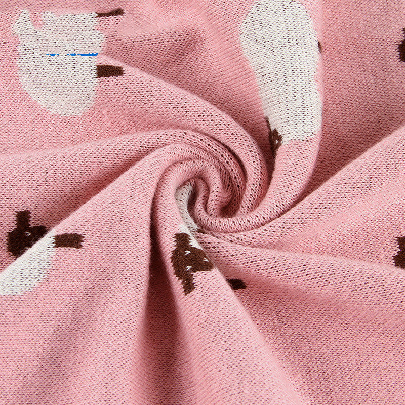 赤ちゃんのお昼寝に使われているピンクのベビーブランケット（お昼寝 ベビー毛布）
