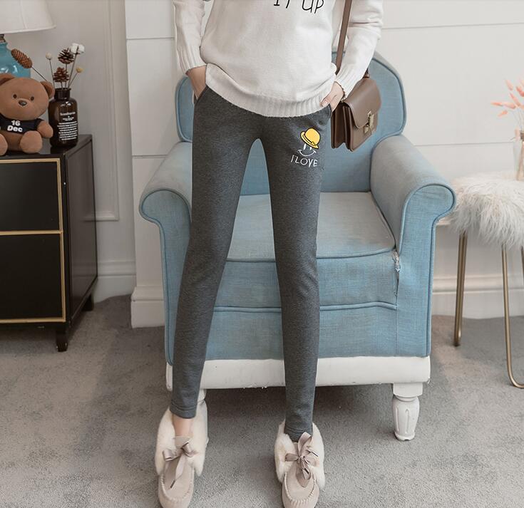 脚のラインがすっきり見えるマタニティロングパンツの全身着用イメージ
