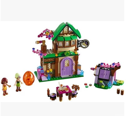 複数の小物パーツとアクセサリがテーブルに並べられたセット内容の画像
