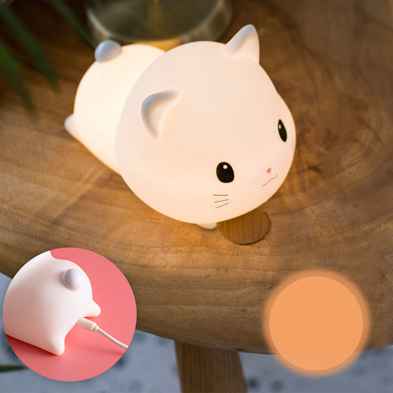 付属USBケーブルで充電中のねこ型授乳ライトのクローズアップ（USB充電 授乳ライト）

