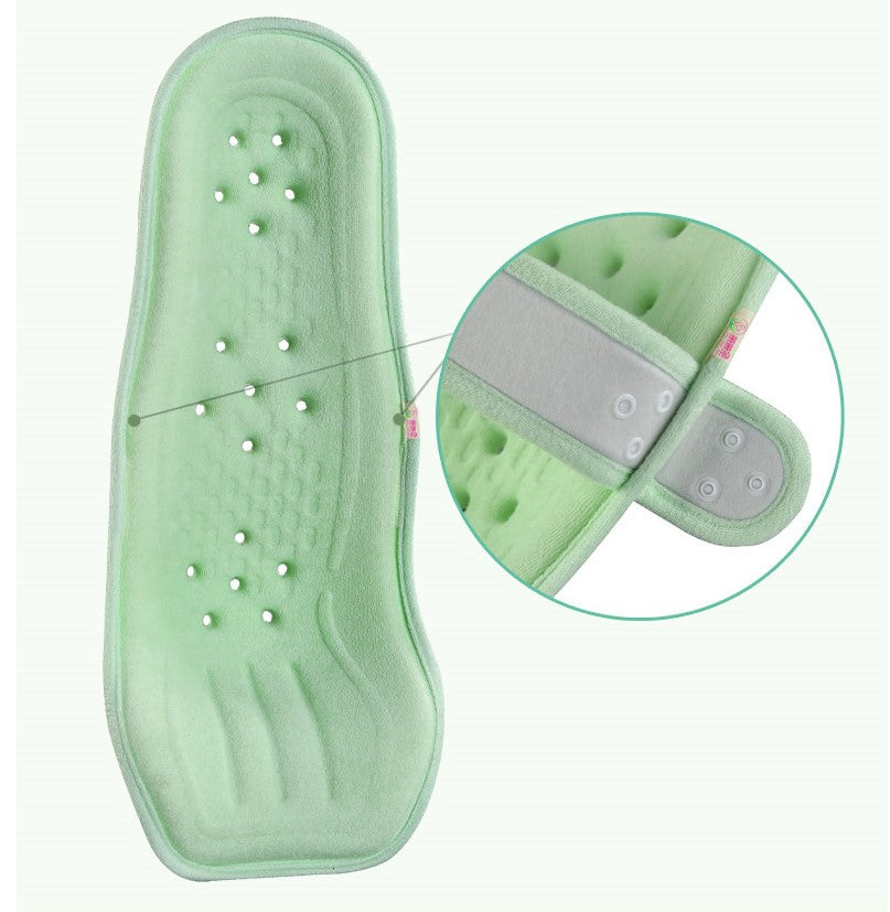 通気孔と固定ベルトのディテールがわかる授乳サポートピロー グリーン（ベビー授乳クッション）
