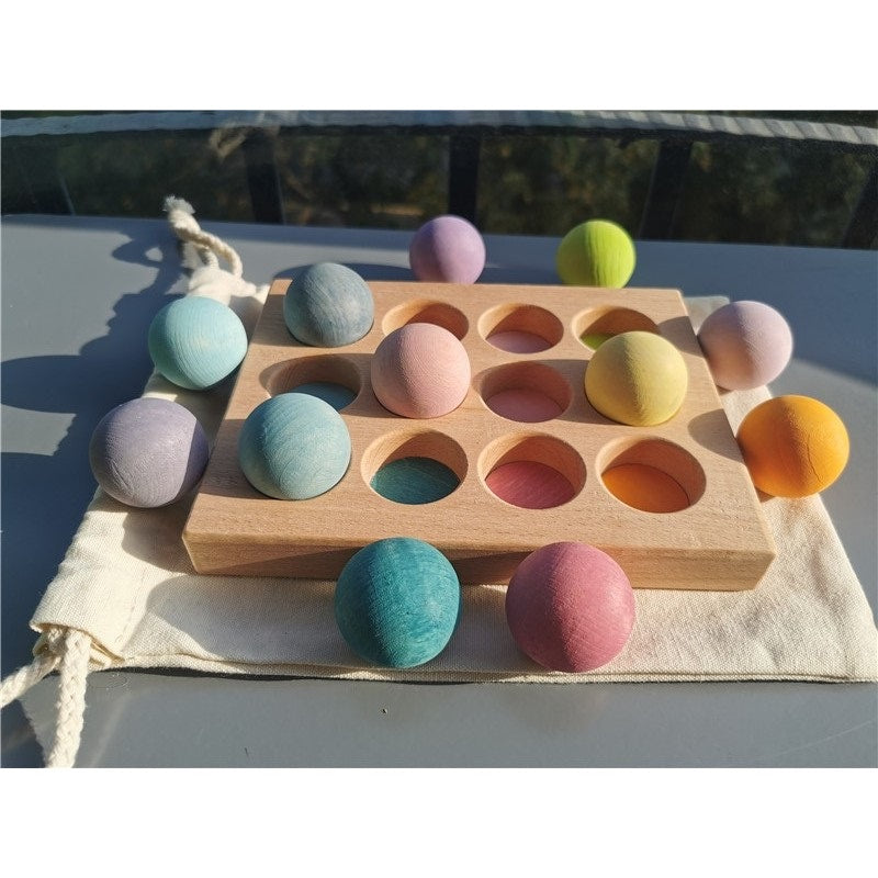 屋外光の下でパステルとビビッドのボールを組み合わせた木製ボードのイメージ
