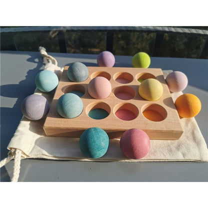 屋外光の下でパステルとビビッドのボールを組み合わせた木製ボードのイメージ
