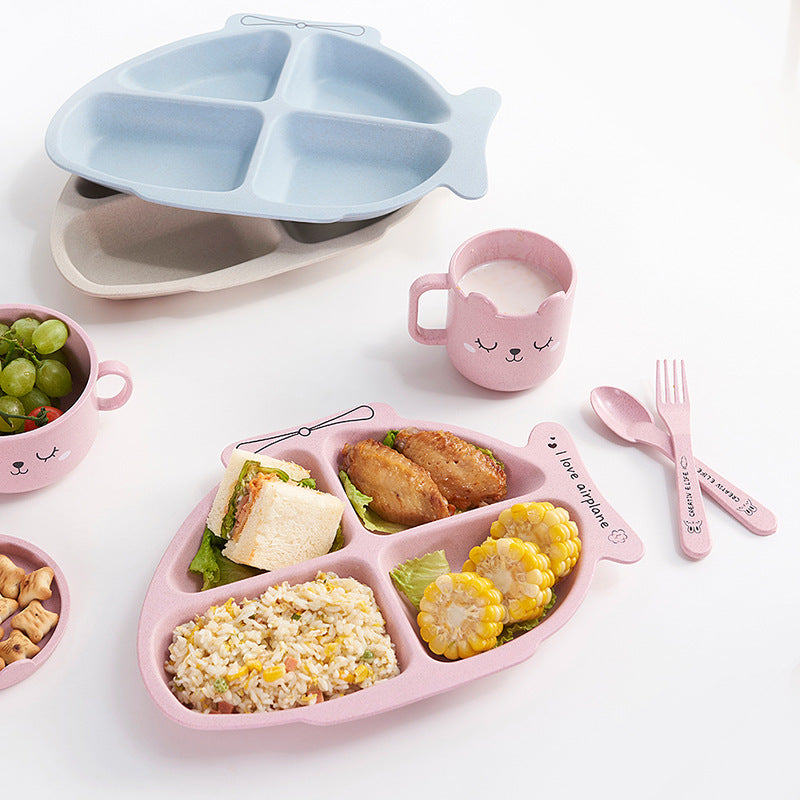 小麦繊維ブレンドの子ども用食器セット 使用イメージ 仕切りプレートにおかずを盛り付け（スプーン＆フォーク付き）
