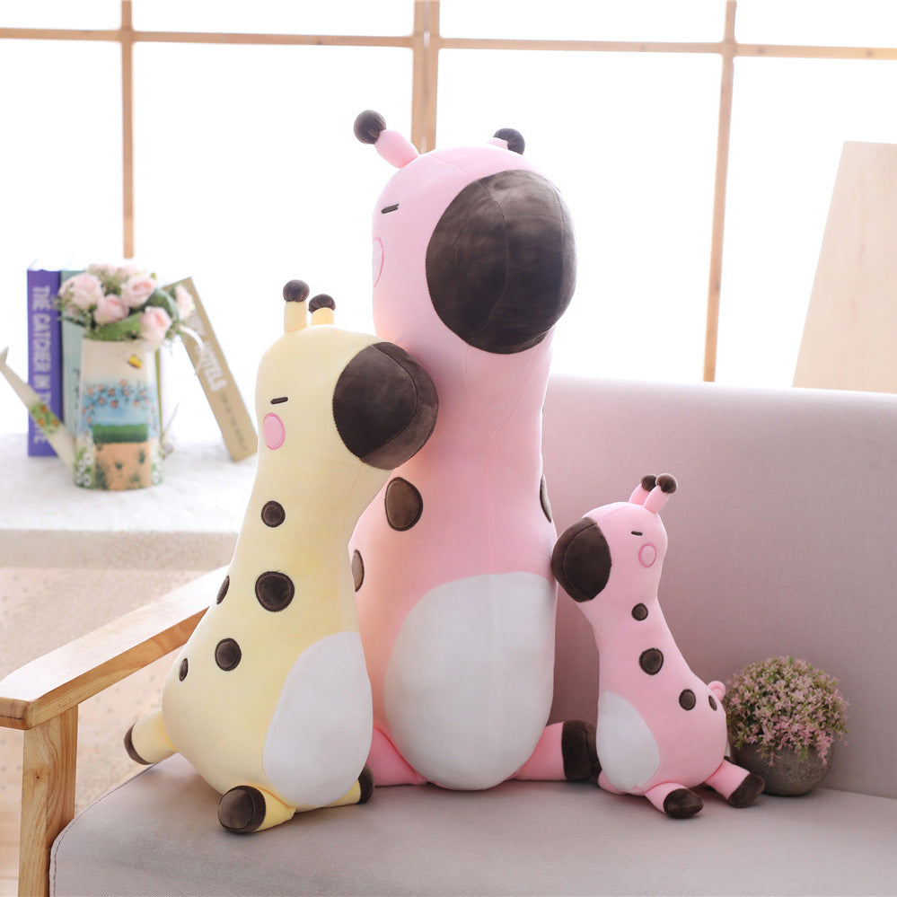 ソファの上に並んだ3サイズのシカぬいぐるみ抱き枕
