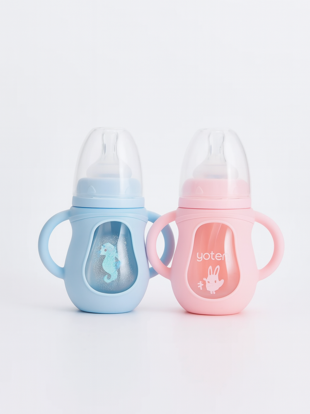 ピンクとブルーの耐熱ガラスベビー哺乳瓶を並べたイメージ画像（カラー展開 ベビー哺乳瓶）
