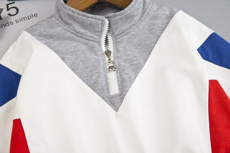 グレーリブのスタンドカラーとホワイトファスナーが特徴のキッズスポーツトップスネック部分クローズアップ
