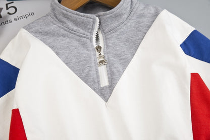 グレーリブのスタンドカラーとホワイトファスナーが特徴のキッズスポーツトップスネック部分クローズアップ
