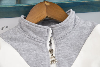 レッド配色スポーツトップスのフロントジップとネックラインデザインアップ
