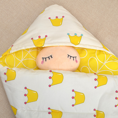 王冠柄イエローのベビーおくるみにくるまれて眠る赤ちゃんのアップ画像（ベビーおくるみ 王冠柄 ブランケット）
