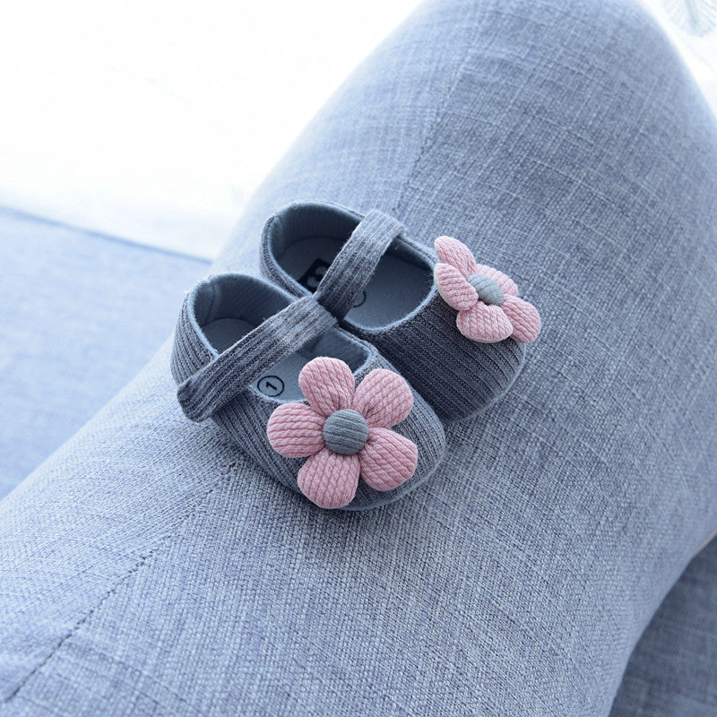 柔らかい素材のソフトソールベビーシューズ
