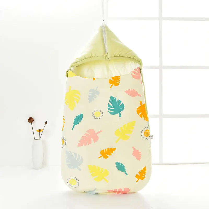 ベビーベッドの上に広げられた動物柄コットンキルトのイメージ（ベビー寝具）
