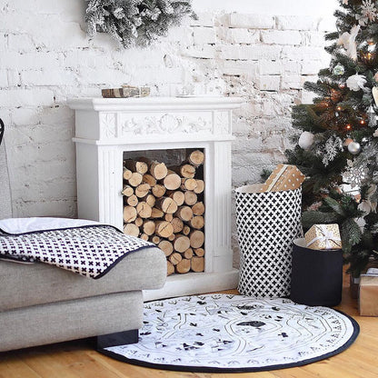 リビングの床に敷いたホワイトの円形ヴィレッジ柄プレイマット ソファ横の使用イメージ

