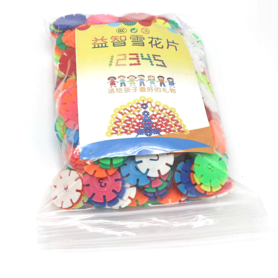 3cmサイズのスノーフレークブロックを指先でつまんでいるアップ画像
