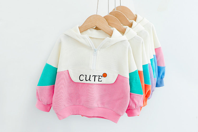 ブルー・ピンク・バイオレットのパステル配色フードトレーナーを並べて掛けた女の子用トップスバリエーション
