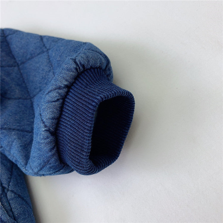 暖かいキルティング構造のベビージャケット
